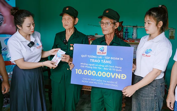 Hình ảnh minh họa đội ngũ hỗ trợ khách hàng của Fabet sẵn sàng giải đáp mọi thắc mắc về chính sách bảo mật, với biểu tượng điện thoại và email, mang lại sự yên tâm khi đăng nhập Fabet.